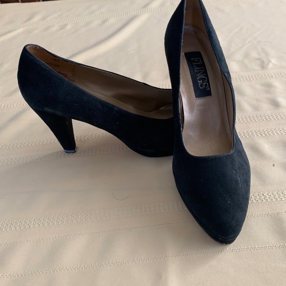 Blacks Suede pumps
